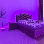 Queen Apartment *